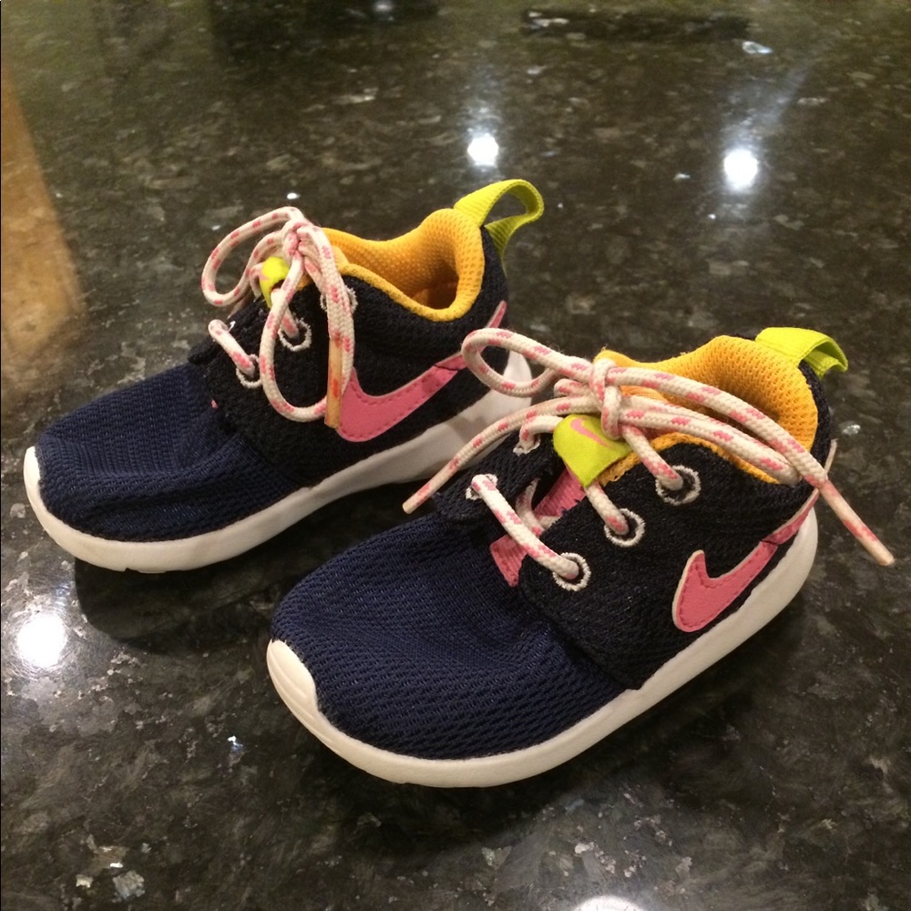 Toddler Girls Nike Roche Size 5 ...guc